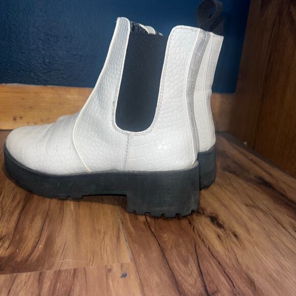 White Croc Embossed Chelsea Boots Chunky Platform Ankle Booties Size 7 - Picture 4 of 13